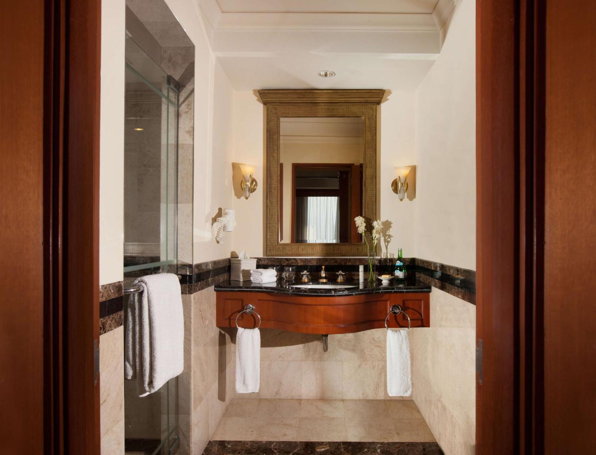 Hyatt Regency Yogyakarta Hotel Слеман Екстериор снимка Bathroom