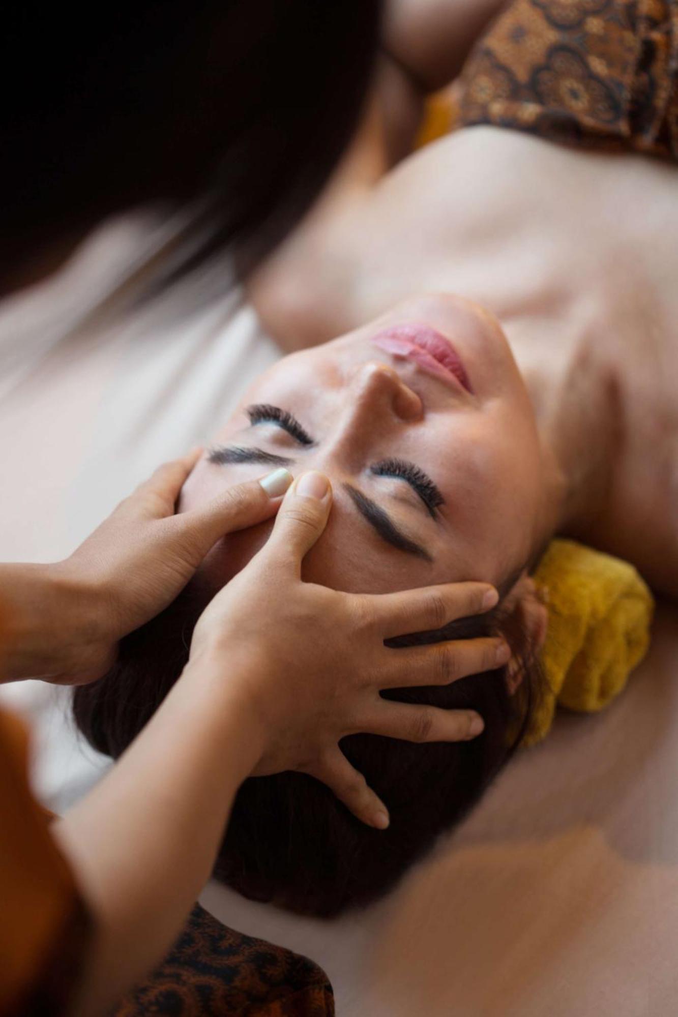 Hyatt Regency Yogyakarta Hotel Слеман Екстериор снимка Facial massage