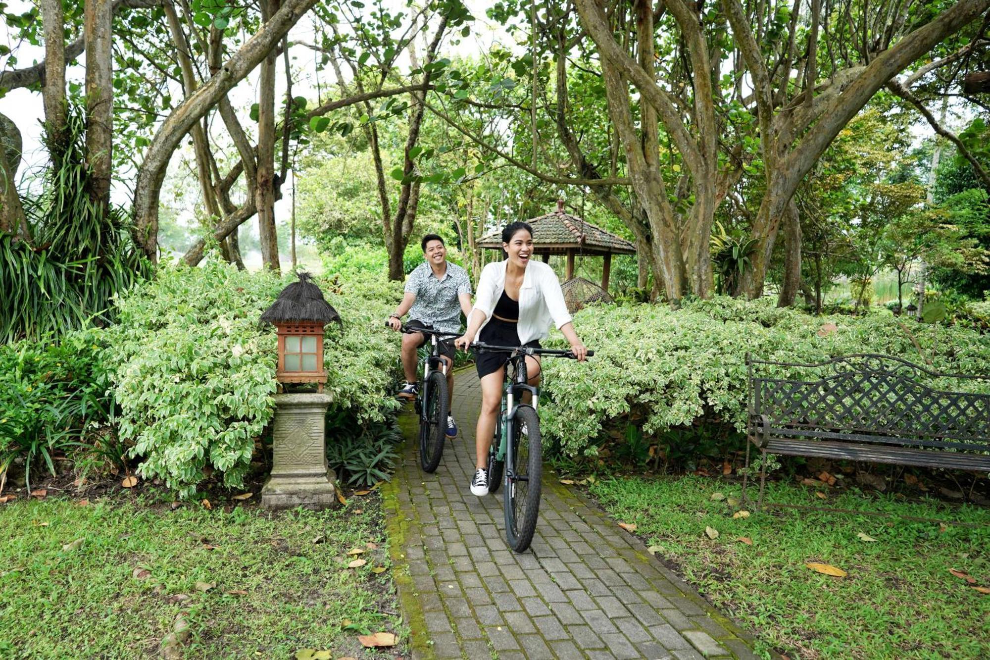 Hyatt Regency Yogyakarta Hotel Слеман Екстериор снимка Cycling at the park