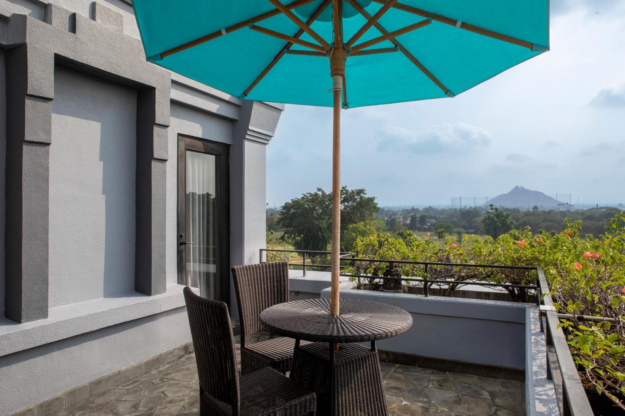 Hyatt Regency Yogyakarta Hotel Слеман Екстериор снимка A patio with a blue umbrella