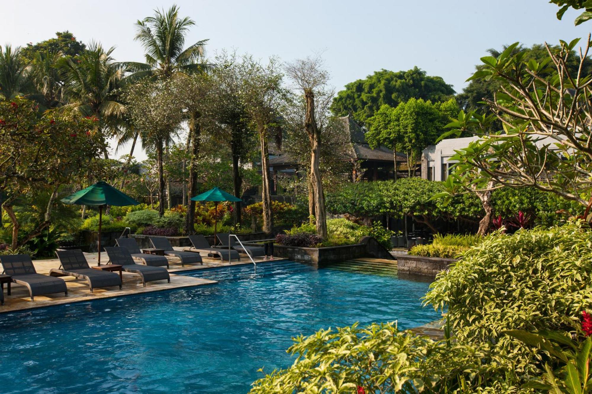 Hyatt Regency Yogyakarta Hotel Слеман Екстериор снимка The swimming pool at the hotel