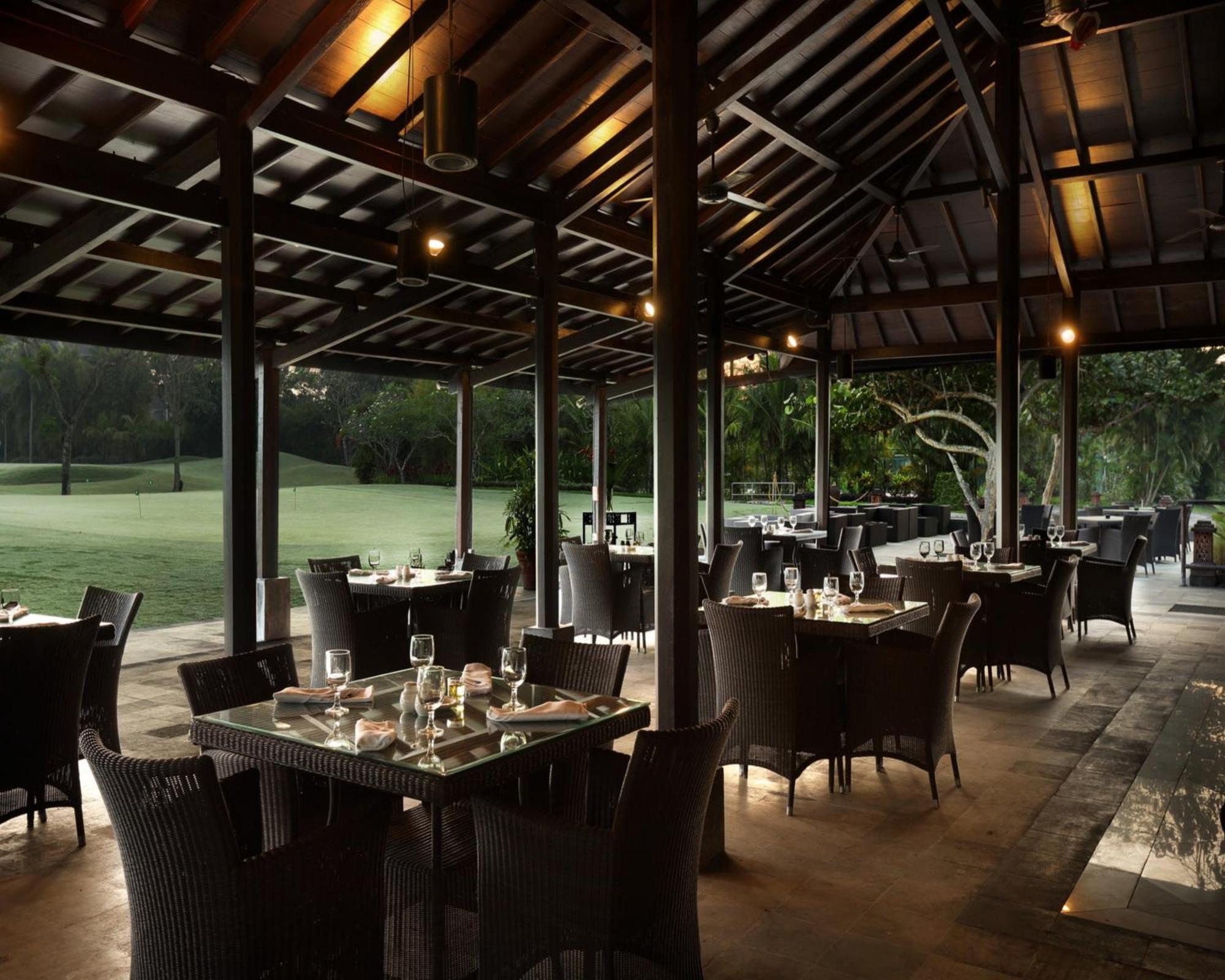 Hyatt Regency Yogyakarta Hotel Слеман Екстериор снимка The restaurant at the clubhouse
