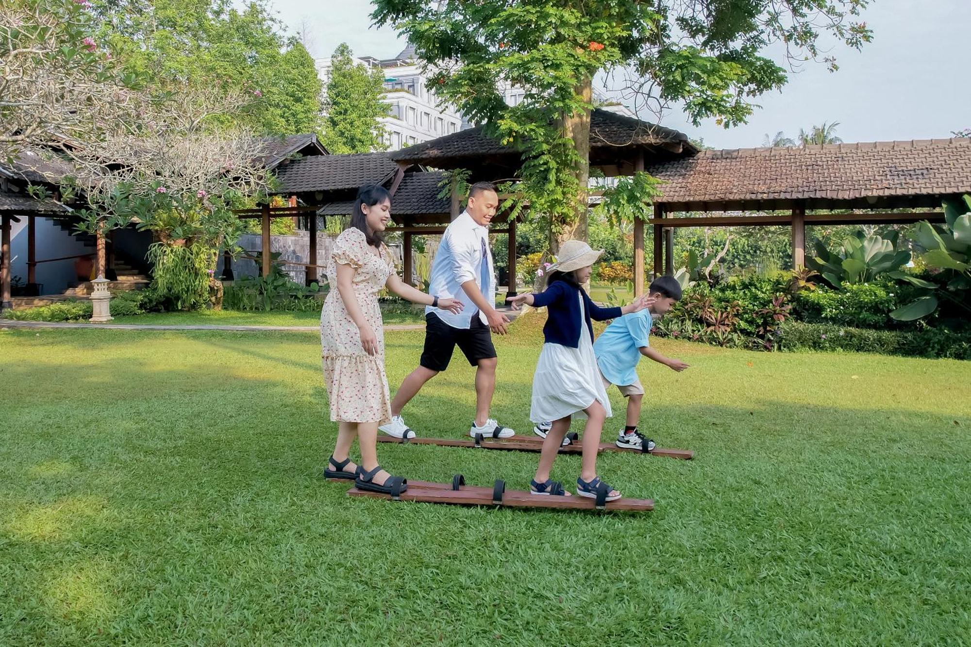 Hyatt Regency Yogyakarta Hotel Слеман Екстериор снимка A family playing the game
